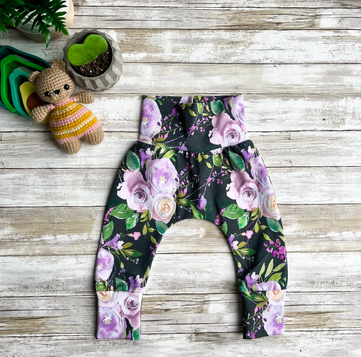 Pantalon Fleurs lilas prêt à partir