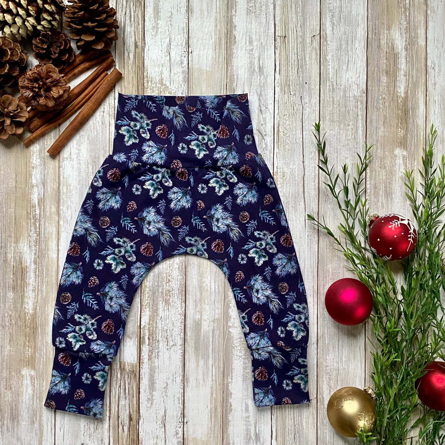 Pantalon cocottes et branches de sapins